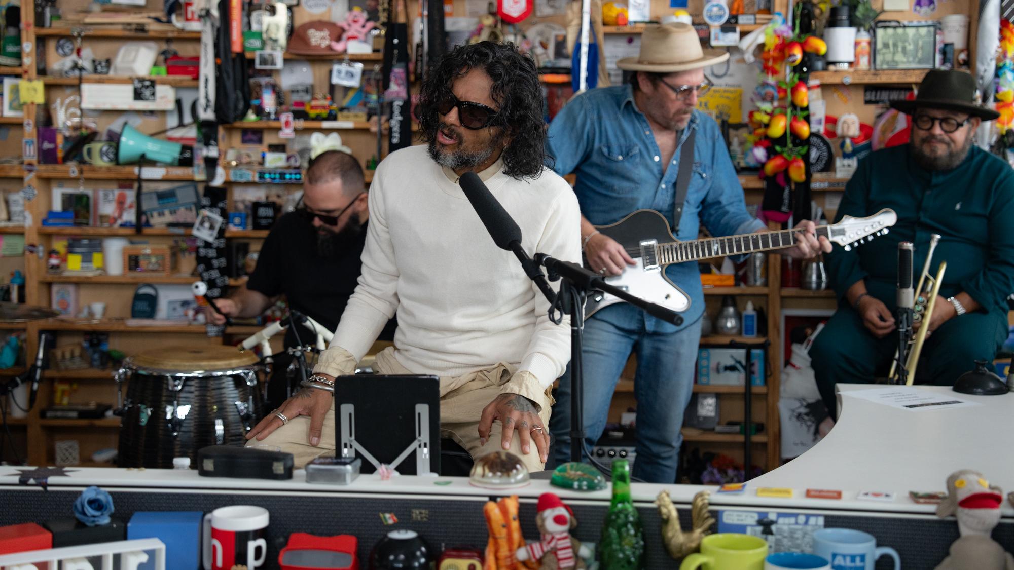 Draco Rosa intimo, completo y sin filtros en el Tiny Desk de NPR Music